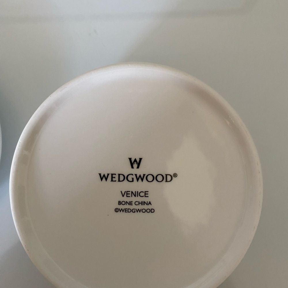 Wedgwood Venice bone china box - Picture 3 of 9